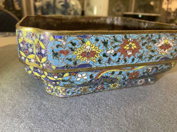Een Chinese vierkante cloisonn&eacute; kom, Ming